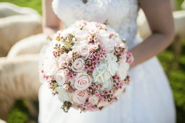 Eleganter Brautstrauß und Hochzeitsfloristik in Dortmund Lütgendortmund von Blumen Kosfeld